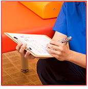 1.患者様のケガの状態をしっかり確認し、原因の追究を行うため問診に力を入れております。